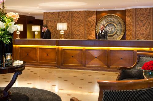 ล็อบบี้, วอริค บรัสเซลส์ - กร็องปลาซ (Warwick Brussels - Grand Place) near น้ำพุรูปปั้นเด็กผู้หญิงนั่งฉี่เจนเนเคพิส