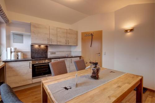 Gasthof-Metzgerei Hirschbichler - Chiemgau Karte in 因策爾市中心