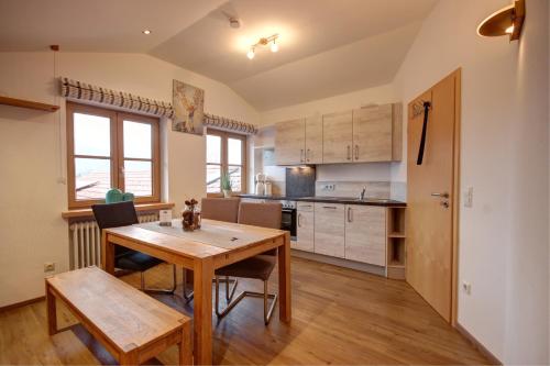 Gasthof-Metzgerei Hirschbichler - Chiemgau Karte in 因策爾市中心