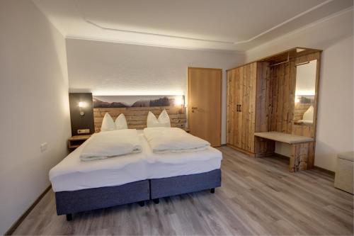 Gasthof-Metzgerei Hirschbichler - Chiemgau Karte in 因策爾市中心