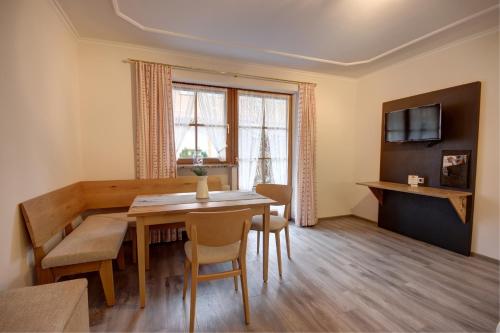 Gasthof-Metzgerei Hirschbichler - Chiemgau Karte in 因策爾市中心