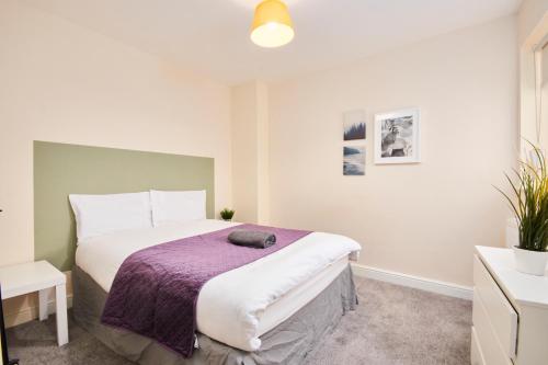 Picture of Large Bristol Apartment-Sleeps 11 -Parking -Wifi