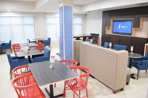 홀리데이 인 익스프레스 호텔 & 스위트 웨스트 I-10 바이 IHG - 식음료(F&B)