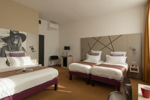 1 queen bed, 2 twin beds