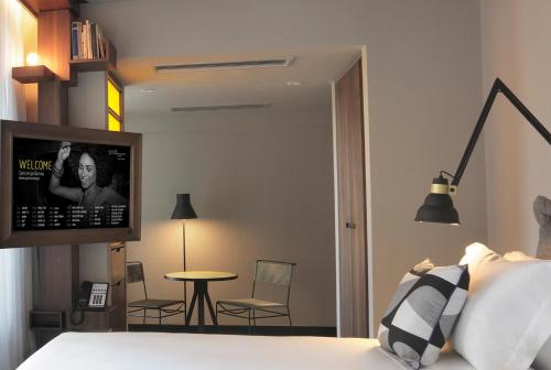 Yoo2 Rio de Janeiro rooftop bar area facing Sugarloaf Mountain