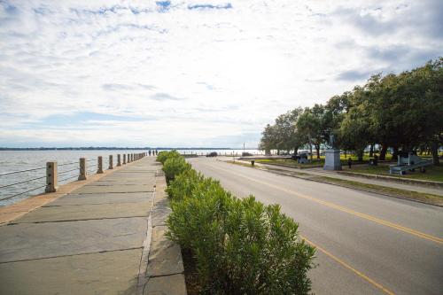 Contemporary Home in Perfect Location - 207 B St Philip Street - image 2