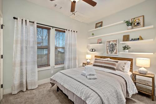 The Oak Hollow - Historic Downtown Rogers - image 3