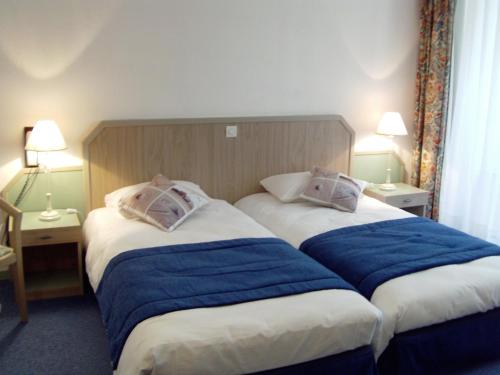 2 twin beds