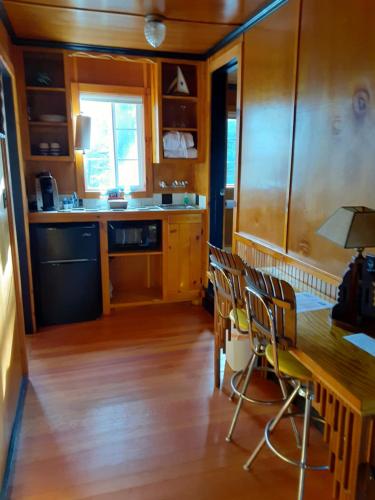 Anchor Inn Resort - Lincoln City, OR