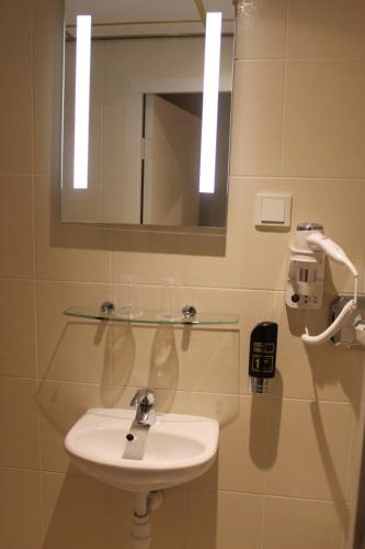 The Townhouse Hotel - image 3