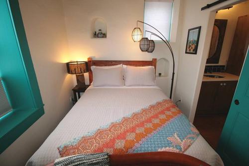 Closson Studio - Stylish - Near Plaza - Queen bed in Santa Fe, USA