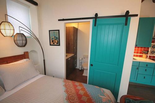Closson Studio - Stylish - Near Plaza - Queen bed in Santa Fe, USA