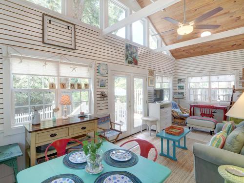 Heated Pool Flex Cancellation Sunny & Colorful Beach Cottage