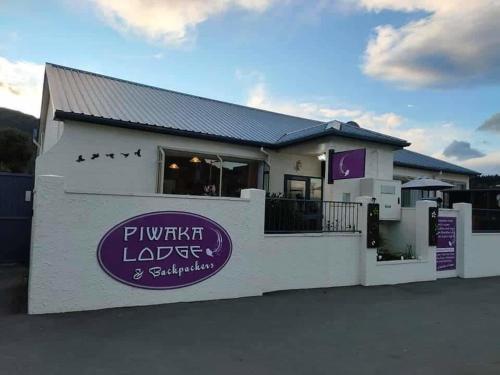 Piwaka Lodge Alicante Backpackers is perfectly located for both business and leisure guests in Picton. Both business travelers and tourists can enjoy the propertys facilities and services. Service-minded staff wi