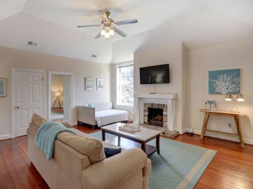 Heated Pool Access Flex Cancelation 3-Unit Rental Perfectly in Historic District - image 3