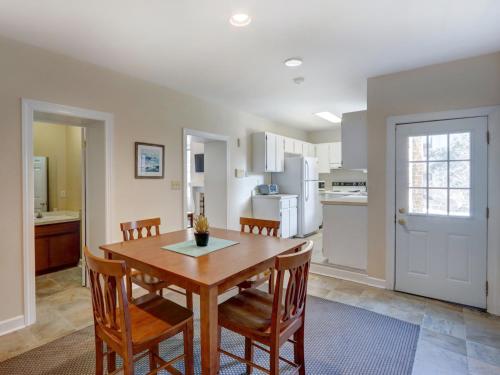 Heated Pool Access Flex Cancelation 3-Unit Rental Perfectly in Historic District - image 4