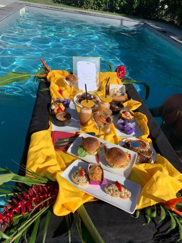 Плувен басейн, Gîtes de Corneille, Bungalow Sweet Mango (Gites de Corneille, Bungalow Sweet Mango) in Le Moule