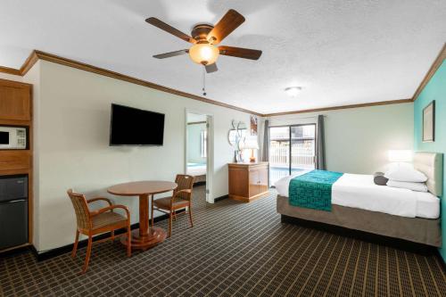One Bedroom Suite with 2 Queen Beds and 1 King Bed, Non-Smoking