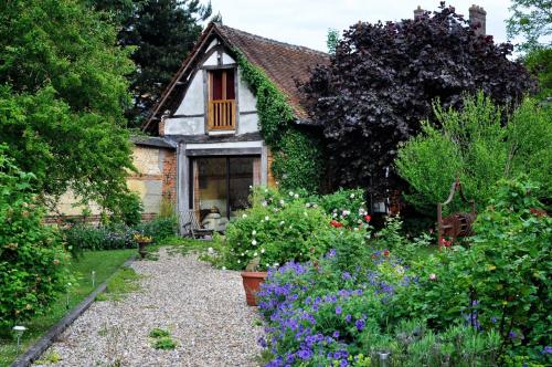 Exterior view, Au Fond du Jardin Maison d'hotes in Saint-Saens
