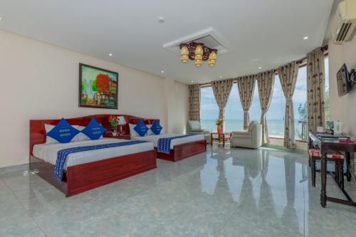 1 king bed, 1 sofa bed