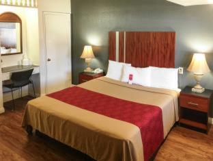 Econo Lodge On Historic Route 66 - image 7