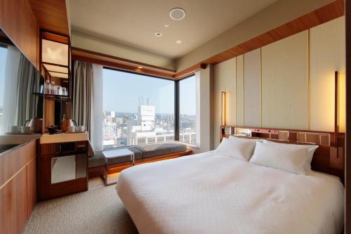Corner Queen Room - Non-Smoking
