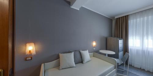 1 king bed, 1 sofa bed