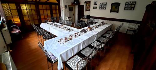 Étterem, Penzion Na Figleně (Penzion Na Figlene) in Slatinice