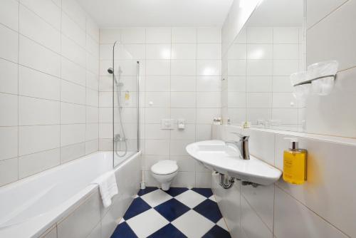 City Hotel - image 7