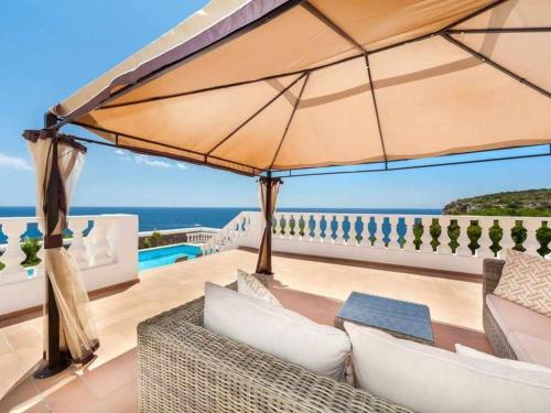  VILLA ES MACAR Vistas únicas al mar junto a la playa piscina climatizada in Es Canutells