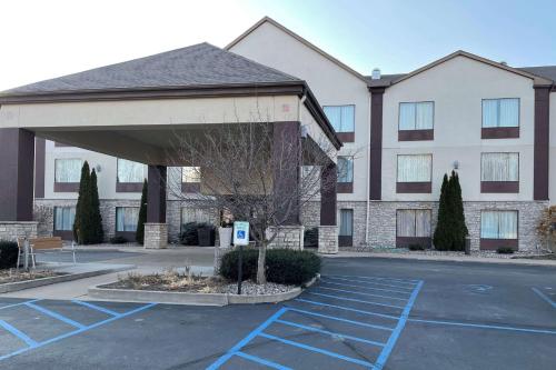 Days Inn & Suites by Wyndham Onalaska/La Crosse