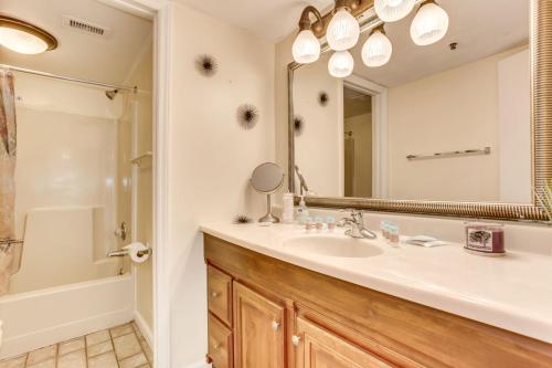 Ocean-view Condo in the Heart of Myrtle Beach - image 6