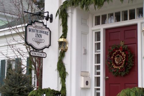 The White House Inn - 출입구