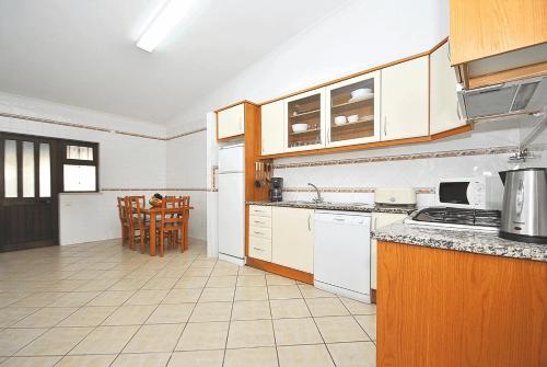 Kitchen, Villa Martinica by Algarve Vacation in Guia