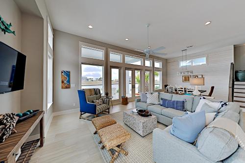Waterfront Luxury - Private Dock & Outdoor Kitchen home - image 2
