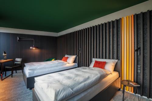2 twin beds
