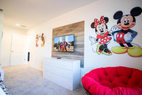 Stunning 5 Bd w/ Pool Close to Disney 8974 - image 6
