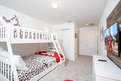 Stunning 5 Bd w/ Pool Close to Disney 8974 - image 8