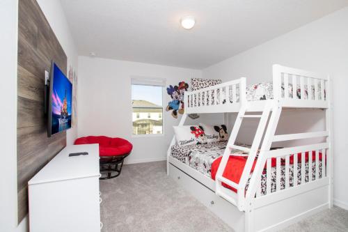 Stunning 5 Bd w/ Pool Close to Disney 8974 - image 9