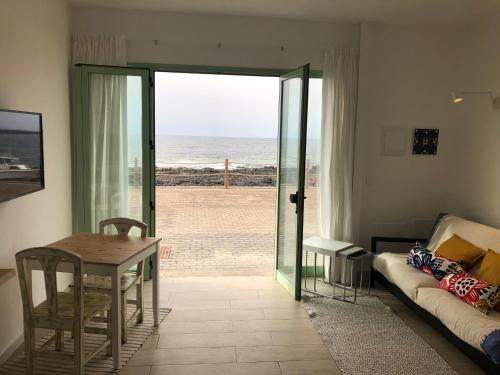 CASA ANCLADA en LA SANTA- 4 Apartamentos frente al mar- 1ª linea solarium in La Santa