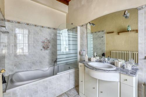 Bathroom, Maison spacieuse a Marcellus in Marcellus