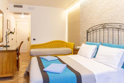 2 twin beds, 1 sofa bed