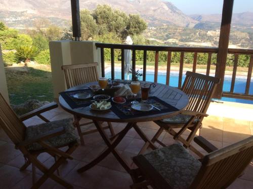  Crete Family Villas in Pendamódhion