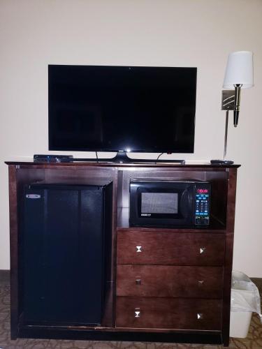 Holiday Inn Express Hotel & Suites Concordia US 81 an IHG Hotel - main image