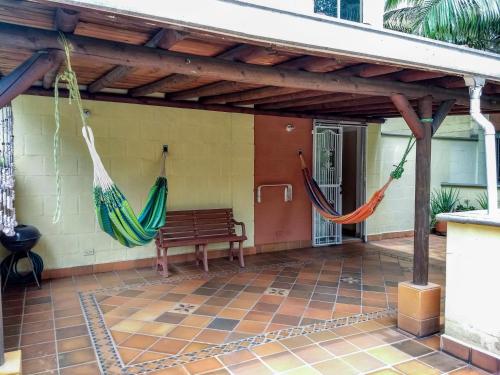 Bueno, Bonito, Barato y cerca a El Poblado, Medellín (foto 4)
