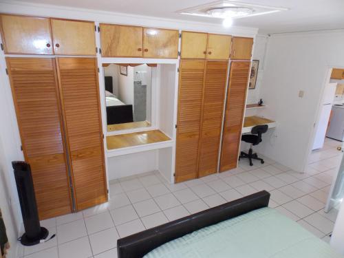 Stewart Apt- Trincity, Airport, Washer, Dryer, Office, Cable , WiFi