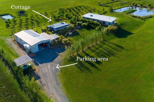 Skats, Orchard Cottage - modern Australian Sunshine Coast holiday cottage on organic farm nr beach in Maroochy River