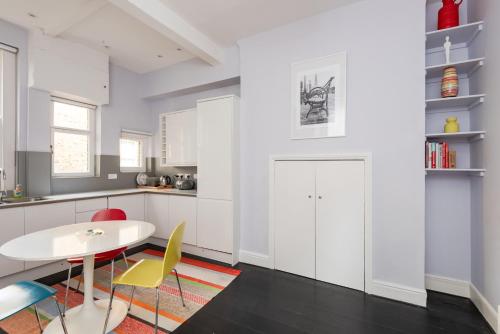 Bright Family-style Apartment in London By GuestReady - image 5