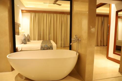 Phòng tắm, Hotel Chandela in Khajuraho