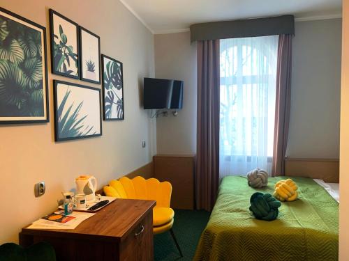 Standard Twin Room image 6
